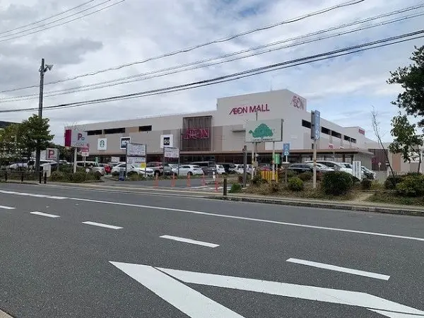 イオンモール奈良登美ヶ丘まで徒歩１９分です。駐車場があるためお車でのアクセスも可能となっております。