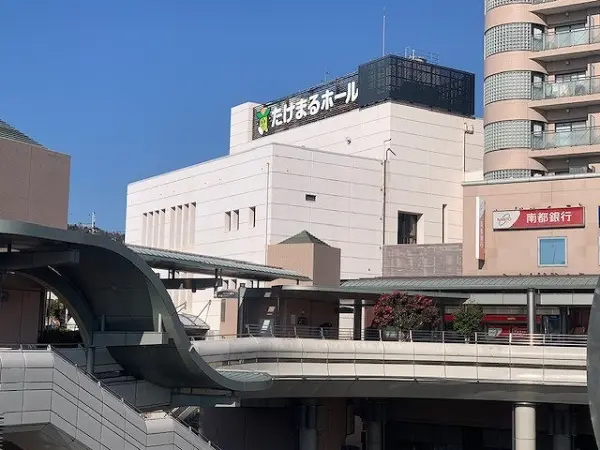 たけまるホールまで徒歩11分です。音楽会や発表会などに適した大ホールや会議室などがある文化施設です。