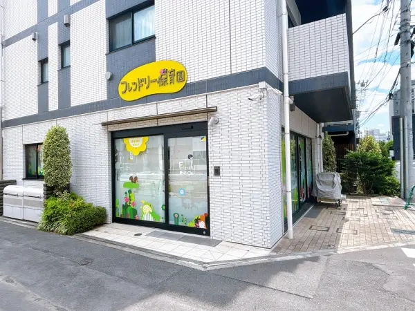 徒歩2分／平日 保育時間は7時半～18時(延長19時迄)。送迎にも負担の少ない距離にあります。