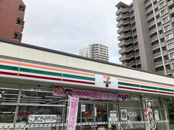 徒歩6分。酒類・たばこ・揚げ物惣菜などの取り扱いが有。モバイルバッテリーサービスを利用できる店舗。