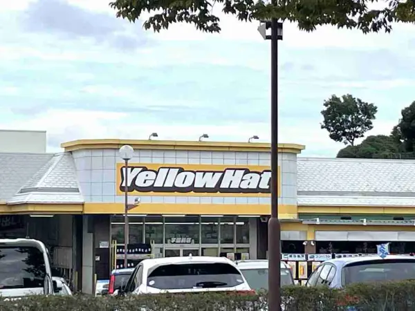 イエローハット学園前店まで徒歩14分です。
駐車場があるため、お車でのアクセスも可能です。