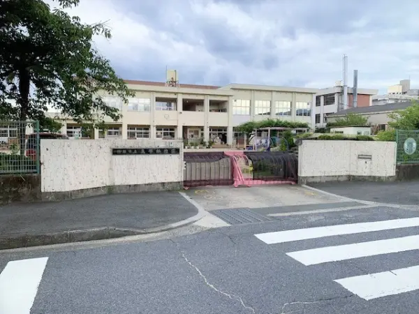 真菅幼稚園まで徒歩9分です。毎日のお子さまの送り迎えもしていただきやすい距離となっております。