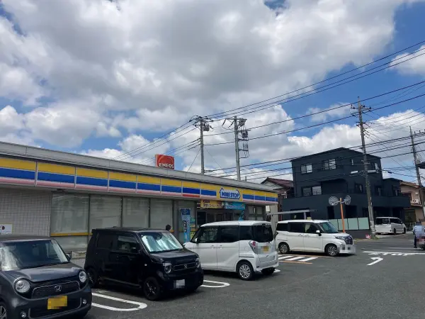 コンビニ、徒歩11分。