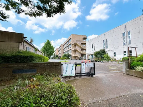徒歩16分／学校応援団と共に地域に信頼される学校づくりをしています。