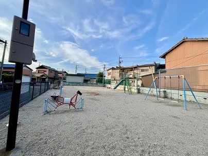 徒歩2分。公園内に小さな子ども向けの遊具が設置されています。