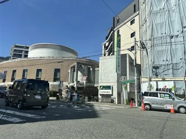 三井住友銀行六甲支店までは徒歩約５分です。その他コンビニエンスストア等もあり利便性の良い立地です。