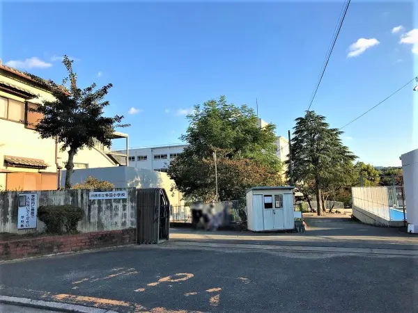 川西市立多田東小学校まで徒歩15分(約1200ｍ)