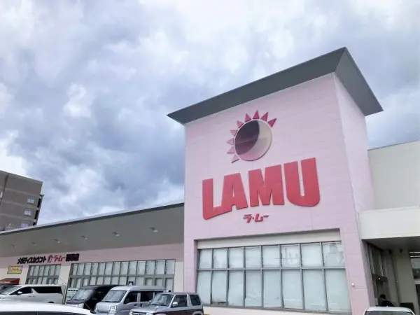 ラムー精華店まで徒歩17分です。
駐車場があるため、お車でのアクセスも可能となっております。