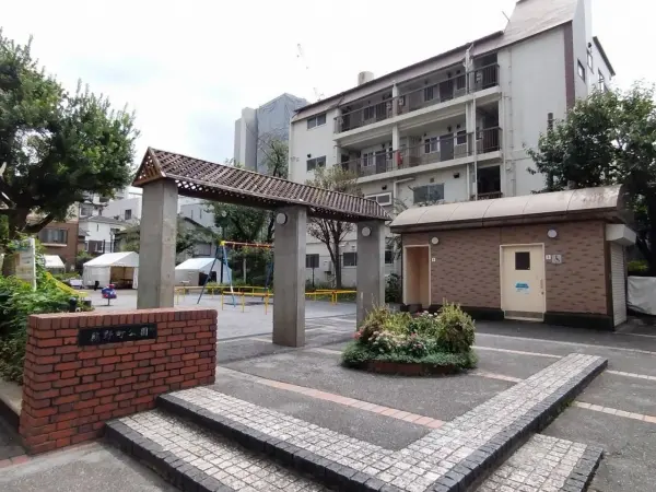 徒歩3分。お子様連れやペット連れでも立ち寄りやすく、ブランコや滑り台などの遊具が設置されています。