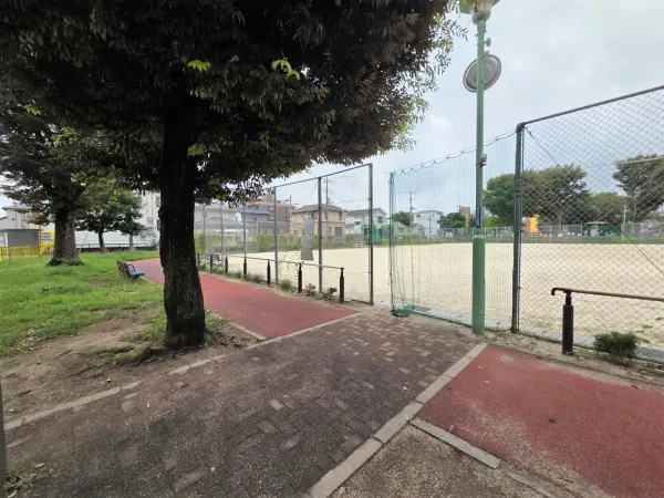 徒歩1分／サッカーや野球ができるグランドやウォーキングコースのある公園。