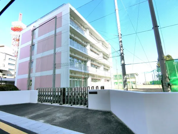 学校教育目標　社会の中で、相手を理解し、主体的に考え判断し行動する生徒の育成
