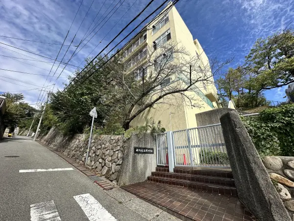 長峰中学校までは徒歩19分です。毎日のお子様の通学も元気に通っていただける距離となっております。