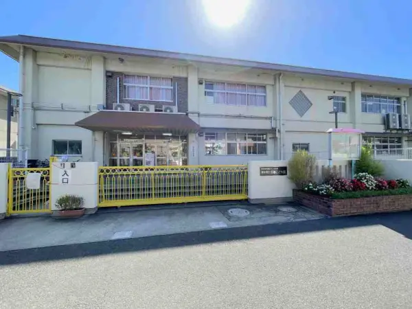 都跡こども園まで徒歩14分です。
毎日のお子さまの送り迎えもしていただきやすい距離です。