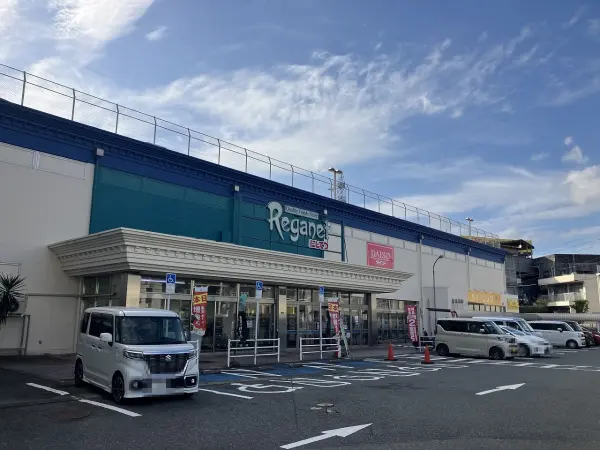 徒歩6分。営業時間は(1階)9:30~22:00、(2階)10:00~19:00。