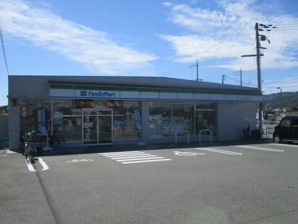 ファミリーマート近鉄東山駅前店まで徒歩15分です。
駐車場があるため、お車でのアクセスも可能です。