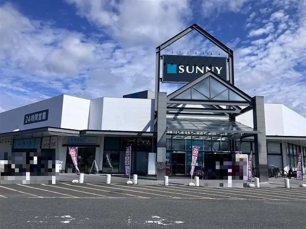 徒歩4分。24時間営業(一部専門店を除く)で、生鮮食品や加工食品、お惣菜などが取り扱われています。