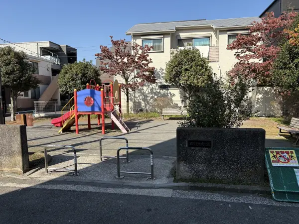 徒歩7分。カラフルな複合遊具が設置された公園です。