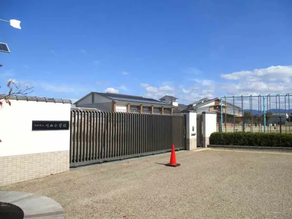 川西小学校まで徒歩13分です。毎日のお子さまの通学もしていただきやすい距離となっております。