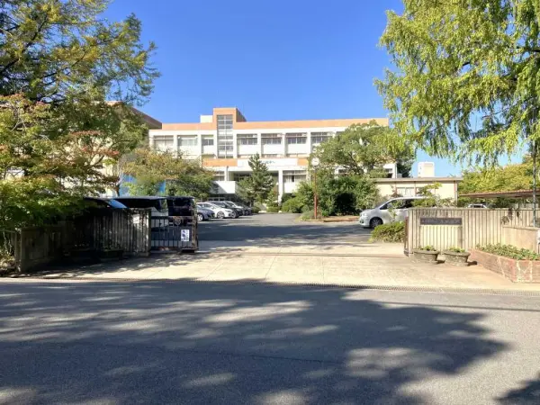 二名中学校まで徒歩14分です。毎日のお子さまの通学も元気に通っていただける距離となっております。