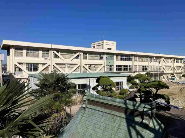 二上小学校まで徒歩20分です。毎日のお子さまの通学も元気に通っていただける距離となっております。