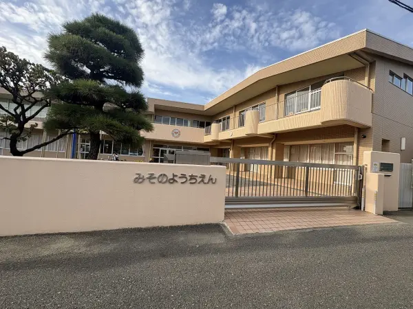 徒歩19分。カトリック幼稚園。英語教・体育・宗教性教育等、多彩な教育が行われています。