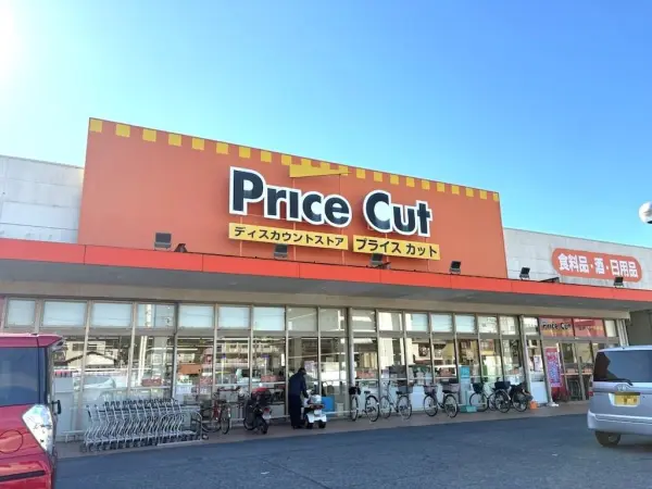 プライスカット法蓮店まで徒歩9分です。駐車場があるため、お車でのアクセスも可能です。