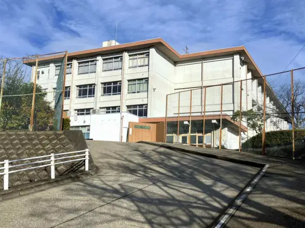 富雄南中学校まで徒歩11分です。毎日のお子さまの通学もしていただきやすい距離となっております。