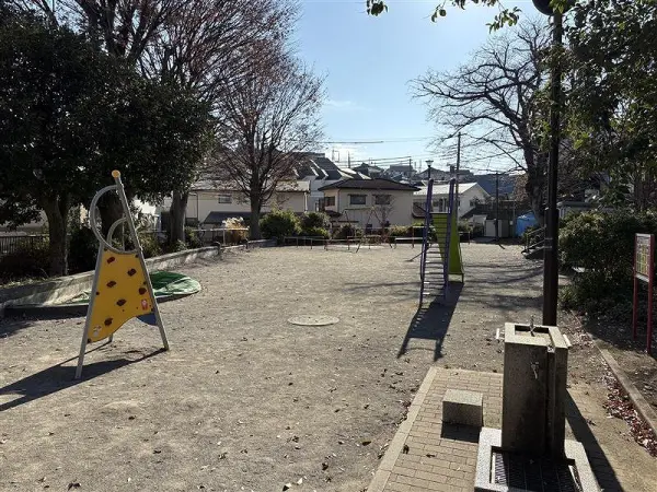 徒歩3分。滑り台やブランコなどの遊具が設置されています。