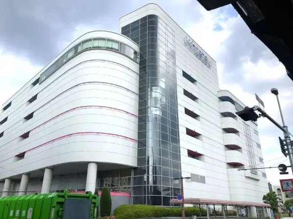 近鉄百貨店橿原店まで徒歩15分。デパ地下グルメや日用品・生活雑貨等多彩なラインナップが揃っています。