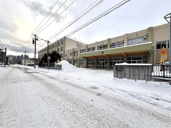 札幌市立日新小学校です。
マンションから徒歩8分のところにございます。