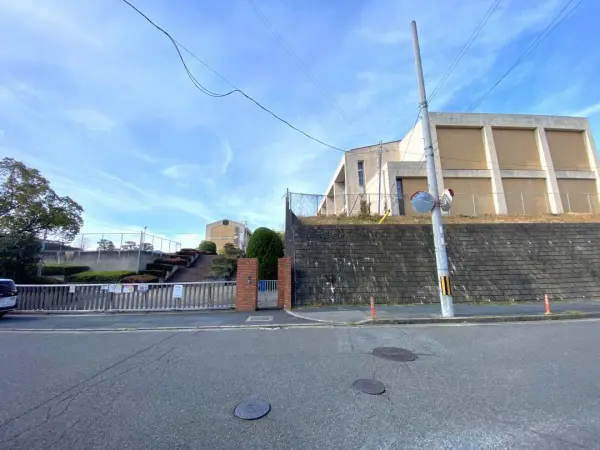 真美ヶ丘中学校まで徒歩20分です。毎日のお子さまの通学も元気に通っていただける距離です。