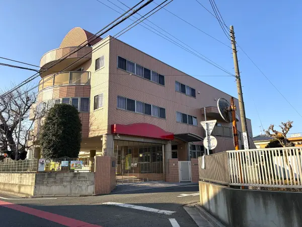 徒歩6分/3歳～5歳児を年齢別にクラス分け、保育終了後17時半までの預かり保育あり。