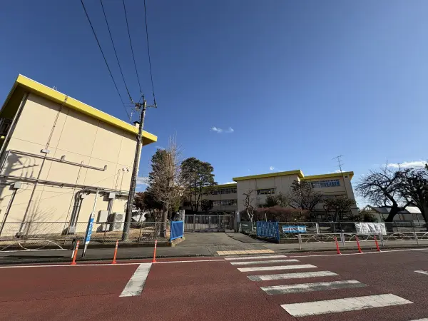 徒歩3分/小学校低学年のお子様でも登下校に負担のない距離にあります。