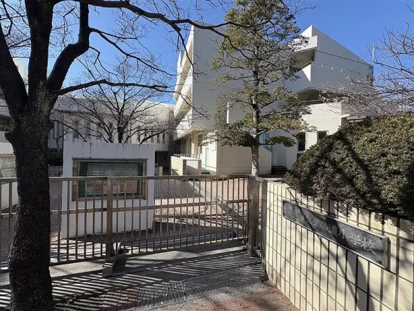 徒歩4分。毎日の通学も負担が少なくすみそうな距離です。