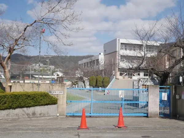 徒歩4分。南小学校の日々の様子が綴られた南小NOWというブログも公開されています。