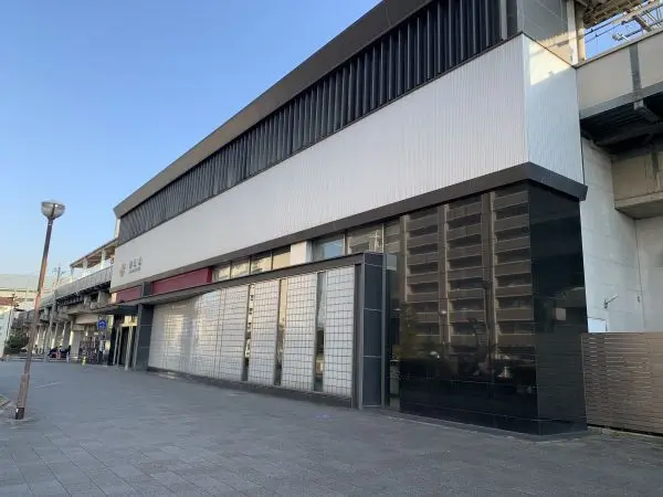 徒歩17分。亀山・四日市方面、名古屋方面へアクセス可能です。エレベーター・多機能トイレが設置。
