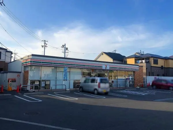 徒歩6分です。大阪府道・京都府道43号豊中亀岡線沿いに位置しています。駐車場が広いです。