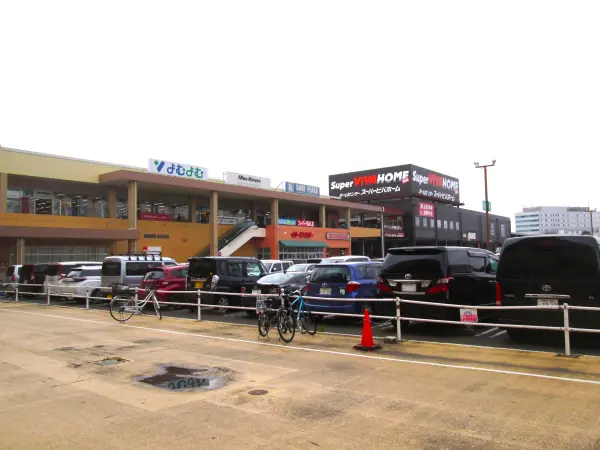 徒歩21分／営業時間は9時～21時。