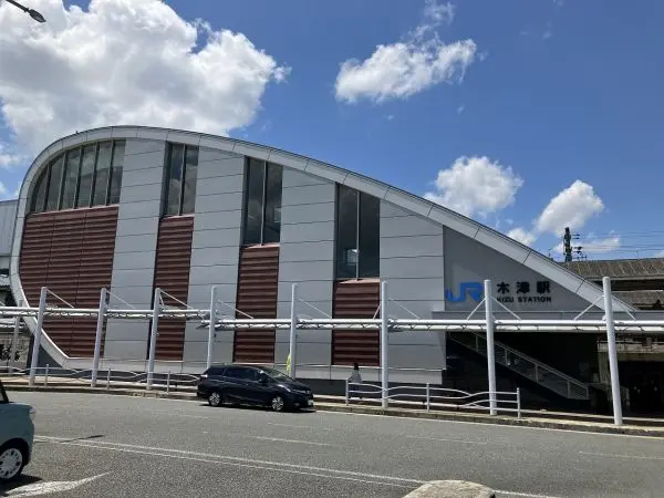 JR片町線木津駅までは徒歩13分の立地です。JR関西本線、JR奈良線のご利用も可能となっております。