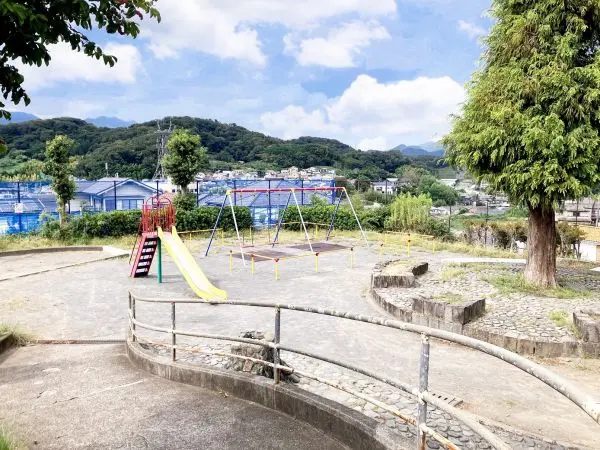 徒歩4分。歩いてすぐに遊びに行ける距離にあります。滑り台やブランコなどの遊具が設置されています。