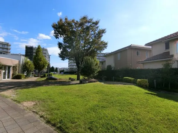 徒歩3分。住宅街にある、見通しの良い公園です。