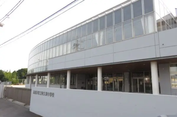 徒歩22分。共に協力してよりよく生きようとする児童を育成する。が学校教育目標に掲げられています。