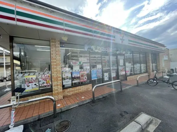 セブンイレブン城陽平川店まで徒歩14分です。