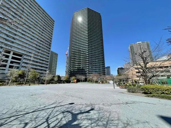 徒歩2分。複合遊具や、広々とした広場が設けられており、のびのびと遊ぶことができそうです。
