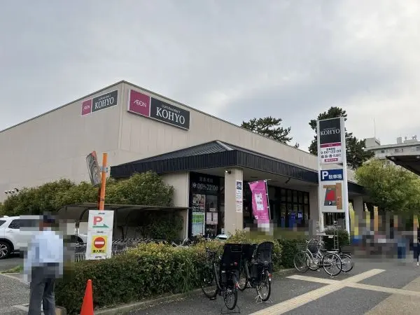 営業時間9:00～22:00、駐車場完備です。
