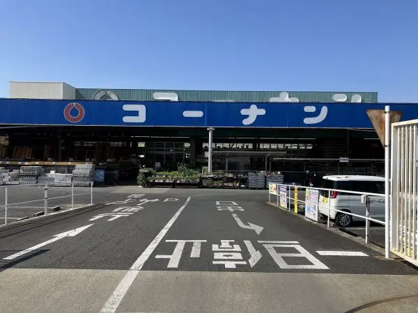 コーナン大和高田店までは徒歩１８分です。駐車場があるため、お車でのアクセスも可能となっております。