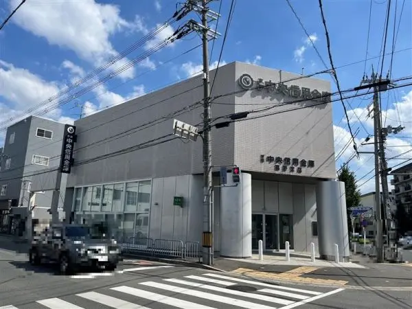 京都中央信用金庫葛野支店まで徒歩6分です。