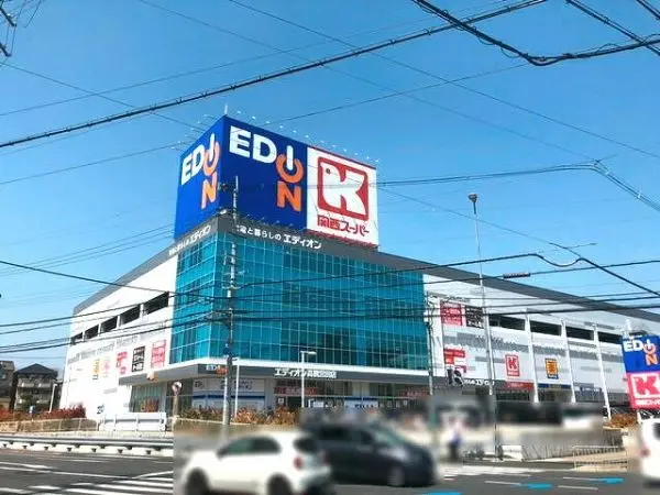 スーパーの他に、1階に薬局、2階に家電量販店が入っています。