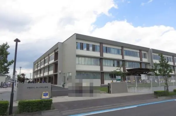 徒歩10分。低学年のお子様でも通いやすい距離です。