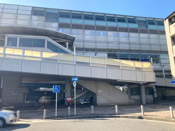 大阪モノレール線摂津駅…徒歩14分（約1100m）